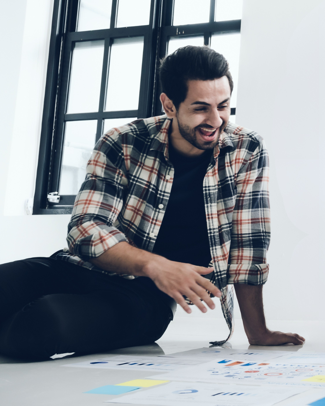 Man collaborates with team after powerful coaching for organisational change